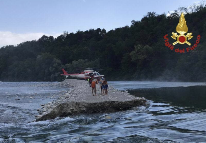 Intrappolati su un isolotto di sabbia nel Ticino: un adulto e quattro bambini salvati dall'elicottero dei vigili del fuoco