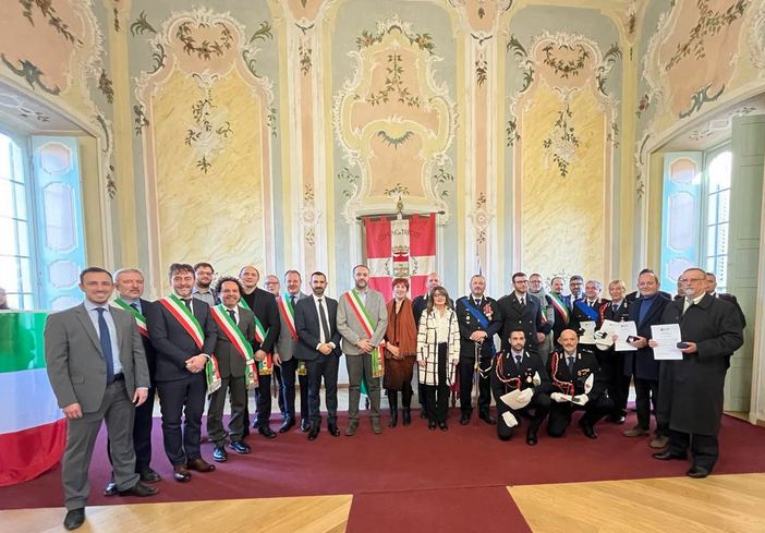 Consegnate le onorificenze per il quadriennio a ufficiali e agenti del territorio novarese Consegnate le onorificenze per il quadriennio a ufficiali e agenti del territorio novarese