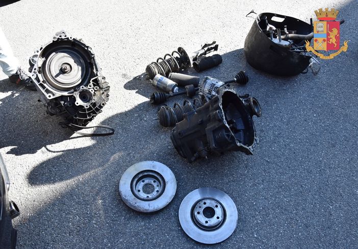 Fermati due ricettatori di ricambi d'auto