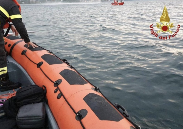 Lago Maggiore, barca a vela capovolta: 20 persone in salvo ma si cercano dispersi VIDEO Lago Maggiore, barca a vela capovolta: 20 persone in salvo ma si cercano dispersi VIDEO