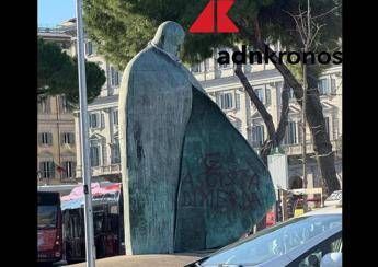 Roma, imbrattata la statua di Papa Giovanni Paolo II con falce e martello e la scritta 'fascista'