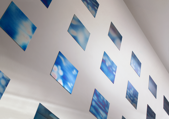 “Infinito blu”: arte, simbolo e introspezione per i vent’anni di Asilo Bianco