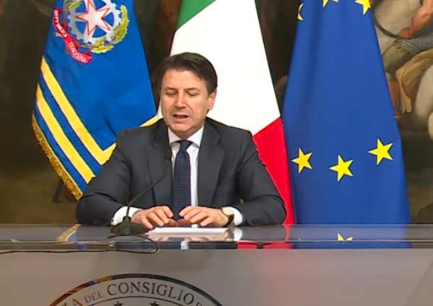 Coronavirus, il governo chiude tutte le fabbriche non essenziali. Restano aperti supermarket e farmacie Coronavirus, il governo chiude tutte le fabbriche non essenziali. Restano aperti supermarket e farmacie