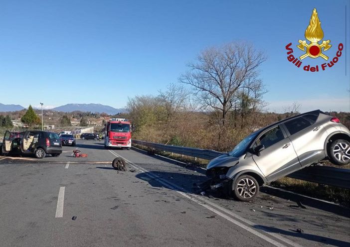 Frontale tra due auto a Paruzzaro: i due conducenti trasportati in ospedale