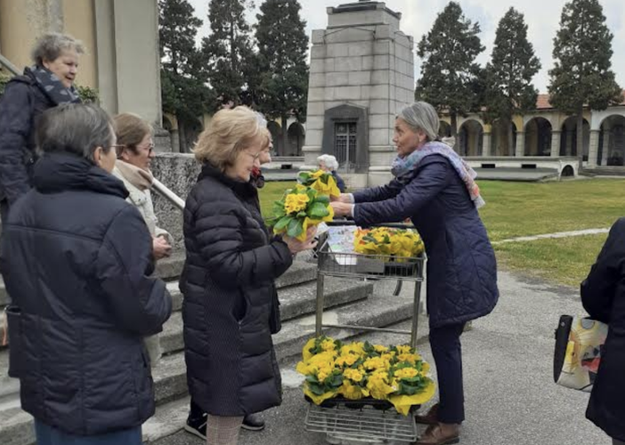 Primule gialle donate alle volontarie della consulta per i servizi cimiteriali e alle donne trecatesi in occasione dell’8 marzo