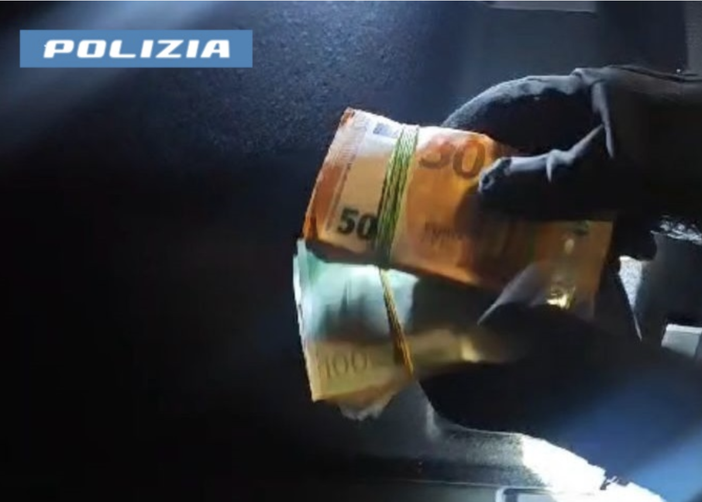 Inseguimento in autostrada, arrestate 3 persone per traffico di droga Inseguimento in autostrada, arrestate 3 persone per traffico di droga