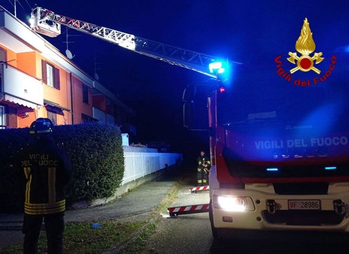 Galliate, incendio in garage nella notte: intervento dei vigili del fuoco Galliate, incendio in garage nella notte: intervento dei vigili del fuoco