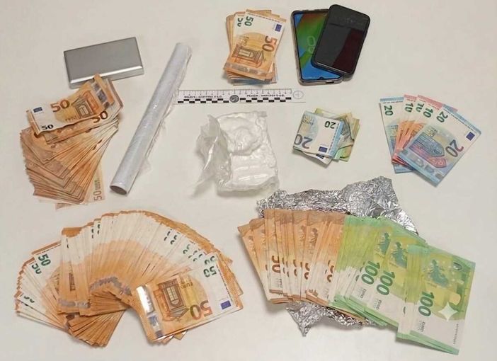 Dal nord ovest. Verbania, sequestrati oltre 250 grammi di cocaina e 25 mila euro: arrestato un 27enne Dal nord ovest. Verbania, sequestrati oltre 250 grammi di cocaina e 25 mila euro: arrestato un 27enne