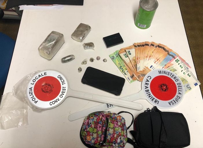 Fermato spacciatore che aveva in casa 3 etti di hashish e quasi 4mila euro in contanti