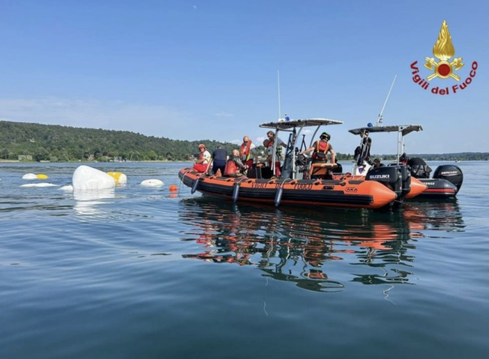 La barca della tragedia recuperata dalle acque, in mezzo ai turisti di un giorno "normale" VIDEO