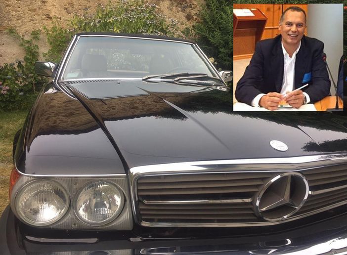 L'organizzatore Paolo Delsignore e la sua Mercedes R107 - Foto Paolo Delsignore L'organizzatore Paolo Delsignore e la sua Mercedes R107 - Foto Paolo Delsignore