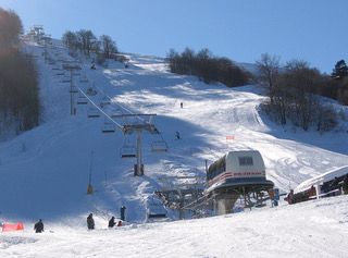 Tegola per gli sciatori piemontesi: il caro energia fa aumentare gli skipass del 10% Tegola per gli sciatori piemontesi: il caro energia fa aumentare gli skipass del 10%