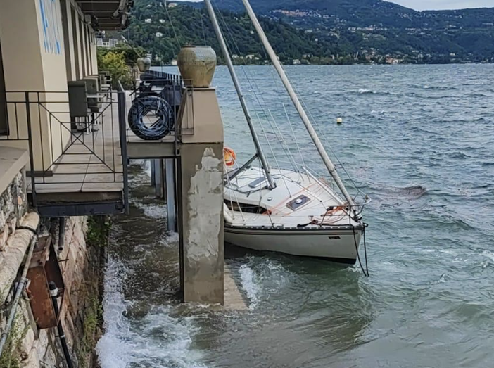 Barca a vela arenata ad Arona recuperata dai vigili del fuoco