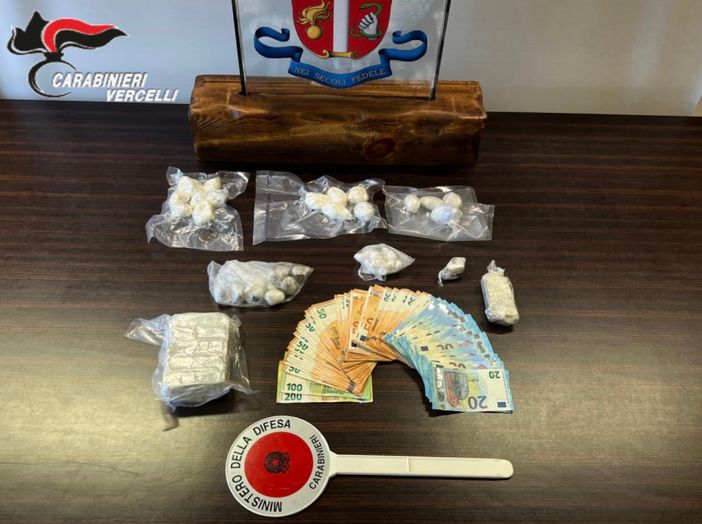 Dal nord ovest. In casa mezzo chilo di hashish e tre etti e mezzo di coca: arrestato un 25enne