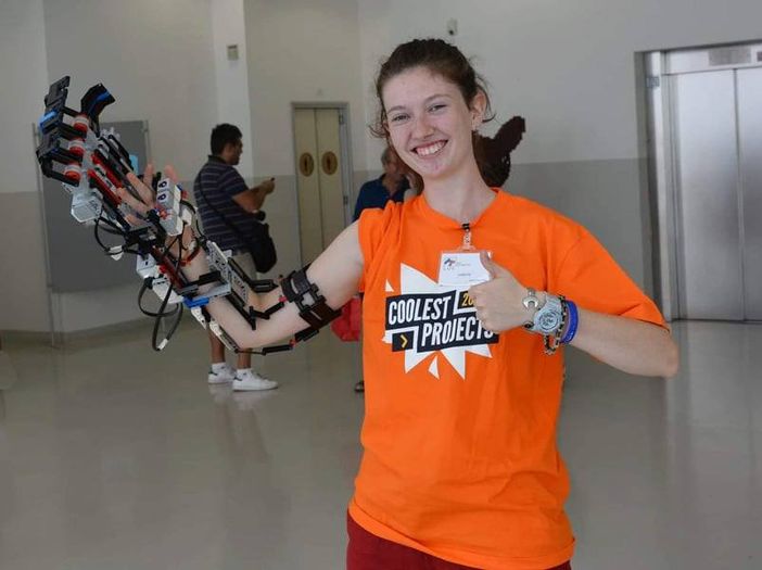 È italiana la giovane inventrice della mano robotica realizzata in mattoncini lego