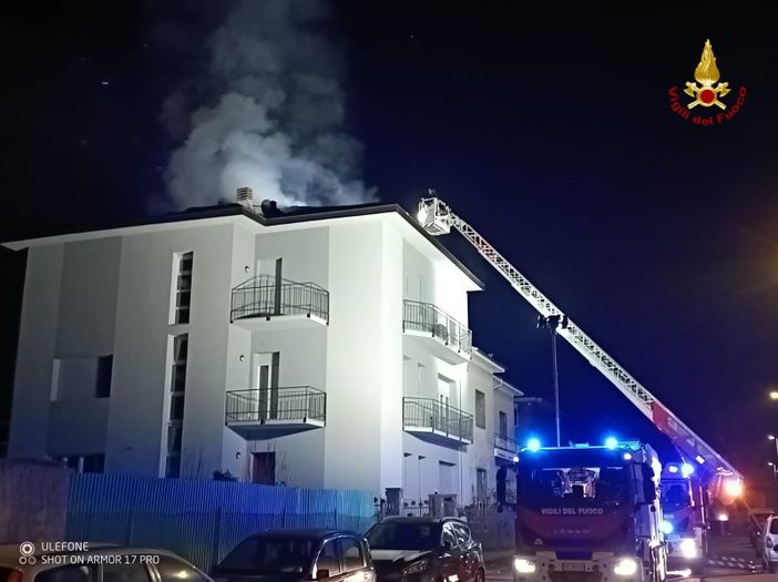 Incendio in una palazzina di via Gori