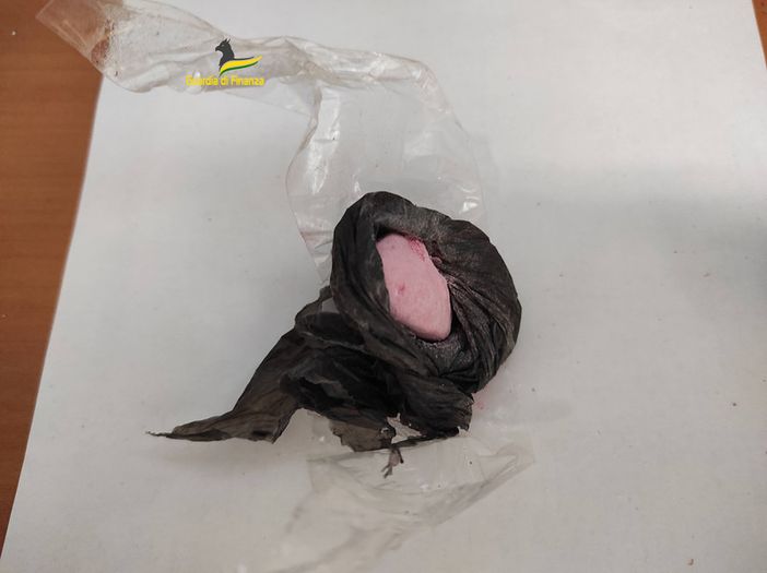 A Malpensa "cocaina rosa" nascosta in apparecchi elettronici. La Finanza sequestra due chili di droga e arresta due uomini. VIDEO