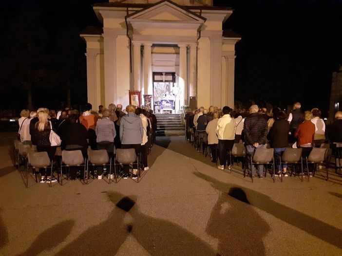 Partecipata la messa al cimitero per i defunti Trecatesi Partecipata la messa al cimitero per i defunti Trecatesi