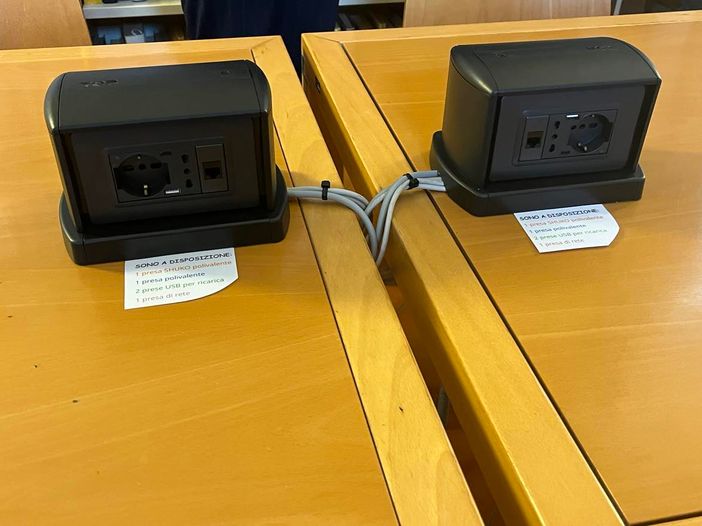 Alla biblioteca civica nuove postazioni per il collegamento di pc e tablet alla rete internet Alla biblioteca civica nuove postazioni per il collegamento di pc e tablet alla rete internet