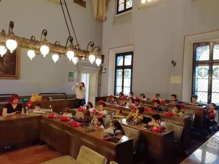 Alla scoperta dell’anagrafe: le classi della “Don Milani” in visita in municipio