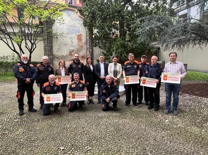 Consegna degli adesivi con il logo della Provincia di Novara