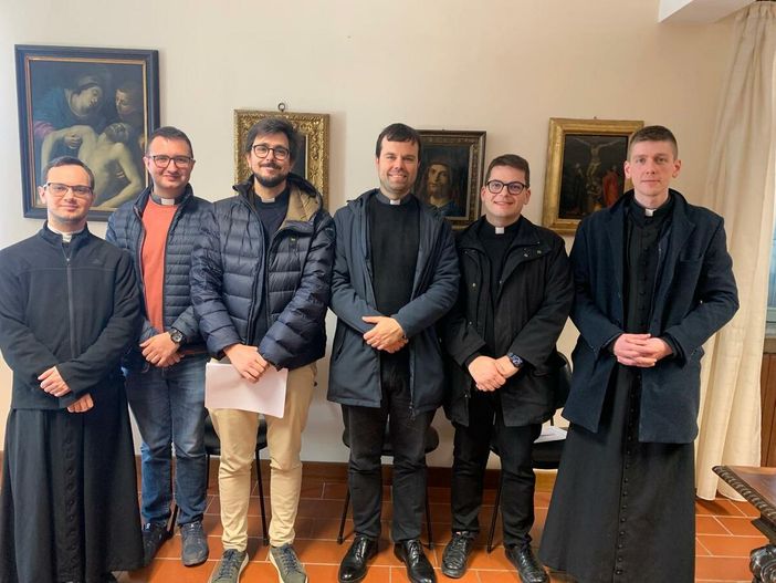 Da sinistra, don Buffelli, don Boccoli, don Lucchi, don Pastormerlo, don Ariola e don David Da sinistra, don Buffelli, don Boccoli, don Lucchi, don Pastormerlo, don Ariola e don David
