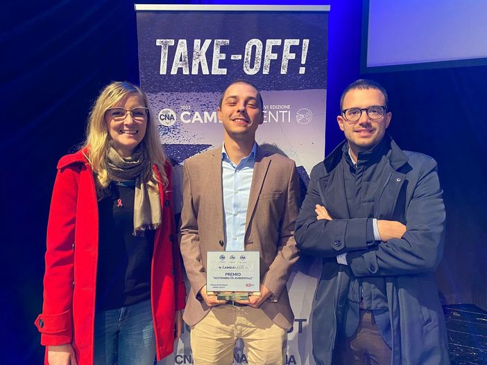 Nella foto Melissa Gambaro, presidente CNA Giovani Imprenditori Piemonte Nord, il premiato Luigi Menaggia e Lorenzo Bontempi, responsabile CNA Giovani Imprenditori Piemonte Nord