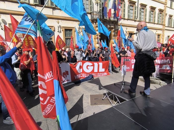 Protesta a Novara: solidarietà e rivendicazioni per i lavoratori   FOTO e VIDEO Protesta a Novara: solidarietà e rivendicazioni per i lavoratori   FOTO e VIDEO