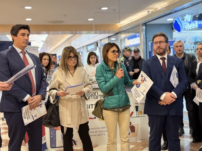(Nella foto da sinistra) Peter Schardig, Amministratore Delegato di Schaeffler Italia e President Schaeffler WPB Italia, Ivano Marchetto, Plant Manager di Schaeffler WPB Italia, Kerstin Endres, Western Europe Sub-regional HR del Gruppo Schaeffler, Luca Resnati, Country HR Director di Schaeffler Italia, Dr.ssa Paola Casarino, Dirigente CNVV per le pari opportunità, hanno inaugurato la panchina rossa (Nella foto da sinistra) Peter Schardig, Amministratore Delegato di Schaeffler Italia e President Schaeffler WPB Italia, Ivano Marchetto, Plant Manager di Schaeffler WPB Italia, Kerstin Endres, Western Europe Sub-regional HR del Gruppo Schaeffler, Luca Resnati, Country HR Director di Schaeffler Italia, Dr.ssa Paola Casarino, Dirigente CNVV per le pari opportunità, hanno inaugurato la panchina rossa