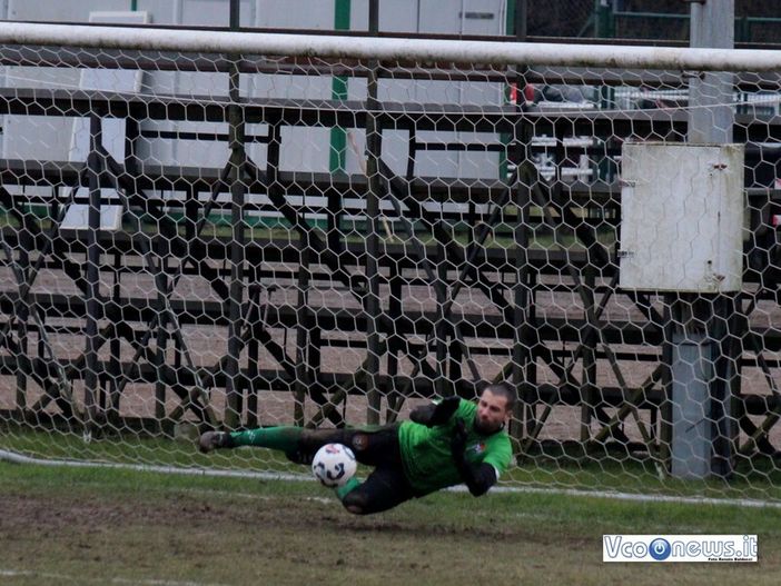 Cavadini (Bagnella) para il rigore calciato da Schirru nella partita vinta a Vogogna