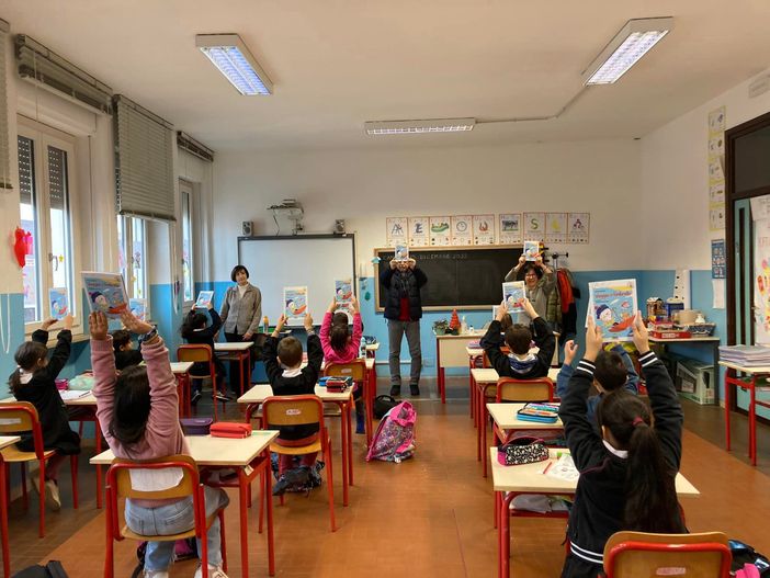 Cameri, in regalo alle classi della scuola primaria il libro di Anna Lavatelli