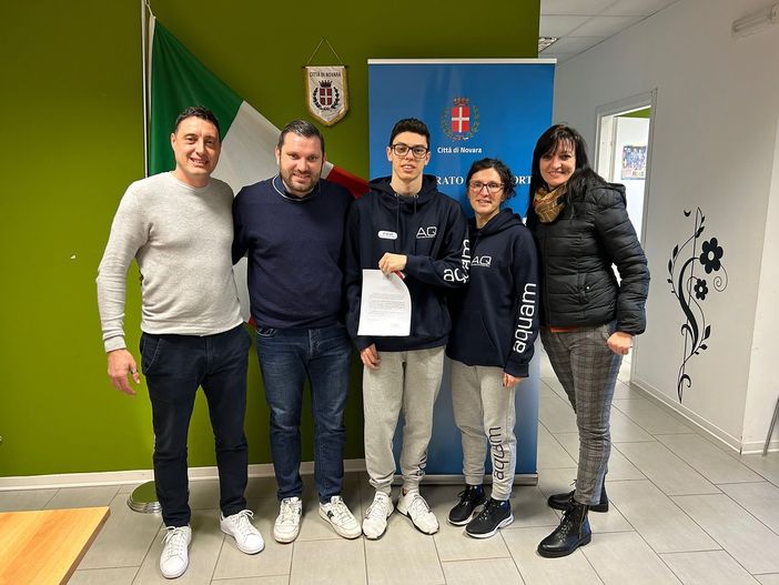 Nuoto paralimpico, Alessandro Carfora premiato dall'assessore allo sport di Novara