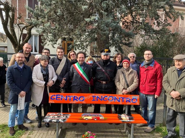 Cameri: il Centro Incontro Anziani inaugura una nuova panchina in via Baracca