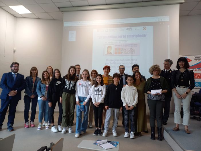 Consegnati i patentini dello smartphone agli studenti di Novara