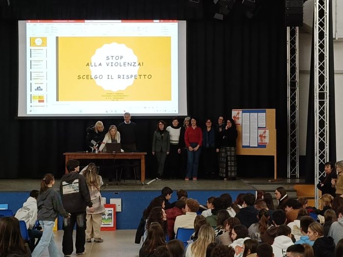 Sensibilizzazione sulla violenza di genere: incontro al Liceo Galileo Galilei di Borgomanero Sensibilizzazione sulla violenza di genere: incontro al Liceo Galileo Galilei di Borgomanero