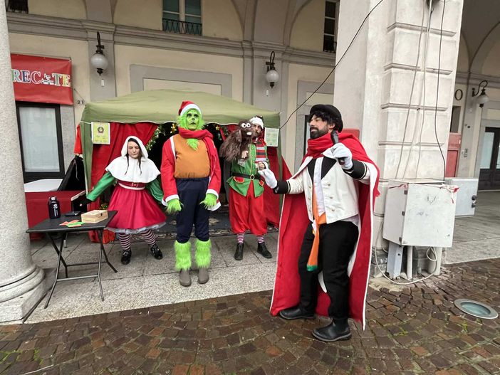 Numerosi bambini Trecatesi visitano la casa del Grinch a Piazza Cavour Numerosi bambini Trecatesi visitano la casa del Grinch a Piazza Cavour