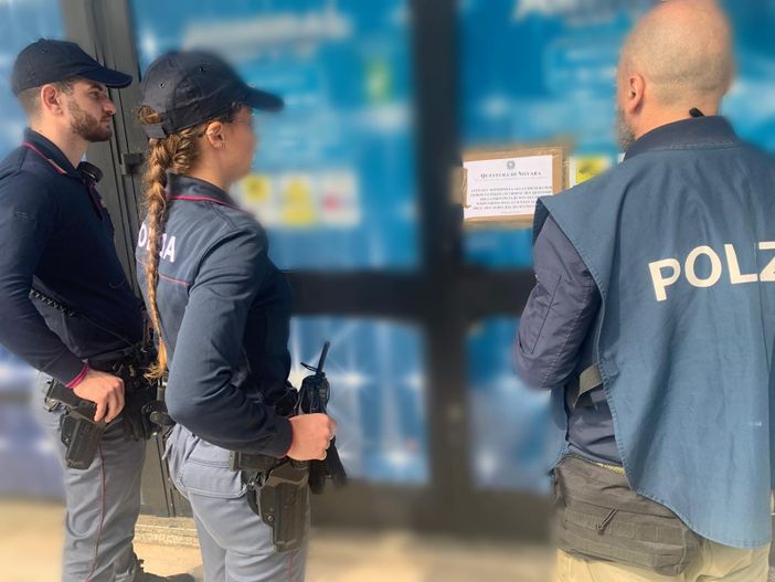 Pagamenti sospetti e contanti facili: il questore chiude sala scommesse a Novara