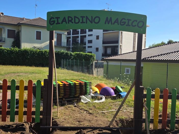 Ad Arona rinasce la pineta della scuola Anna Frank: al via i lavori per il nuovo “Giardino Magico”