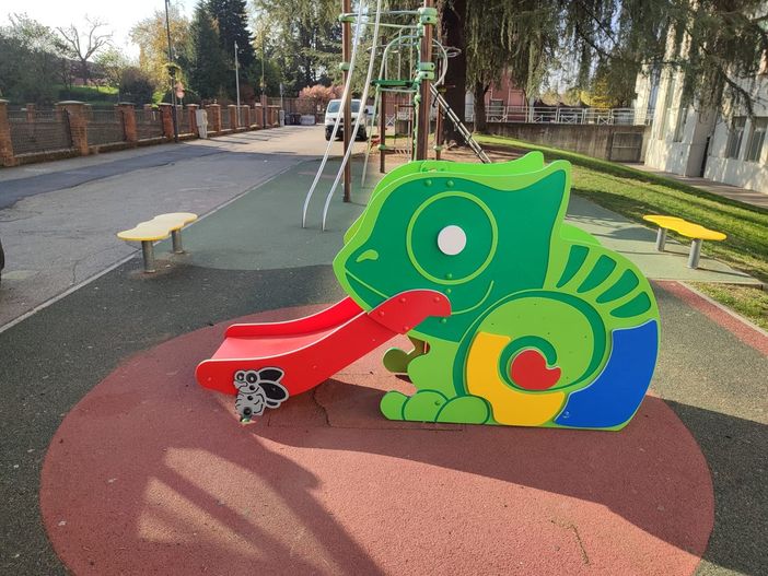 Galliate, nuove giostre in via della Repubblica per i più piccoli Galliate, nuove giostre in via della Repubblica per i più piccoli