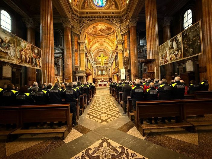 Il Duomo di Novara colorato di giallo e blu per il Volontariato di Protezione Civile
