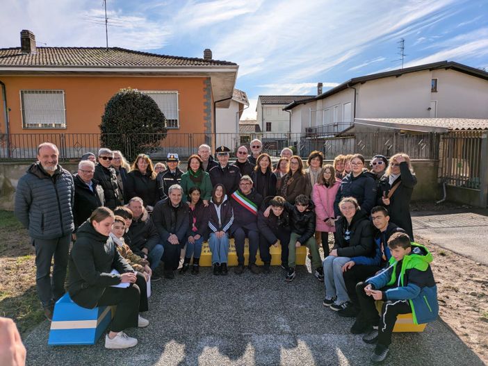 A Galliate inaugurata la panchina gialla contro bullismo e cyberbullismo A Galliate inaugurata la panchina gialla contro bullismo e cyberbullismo