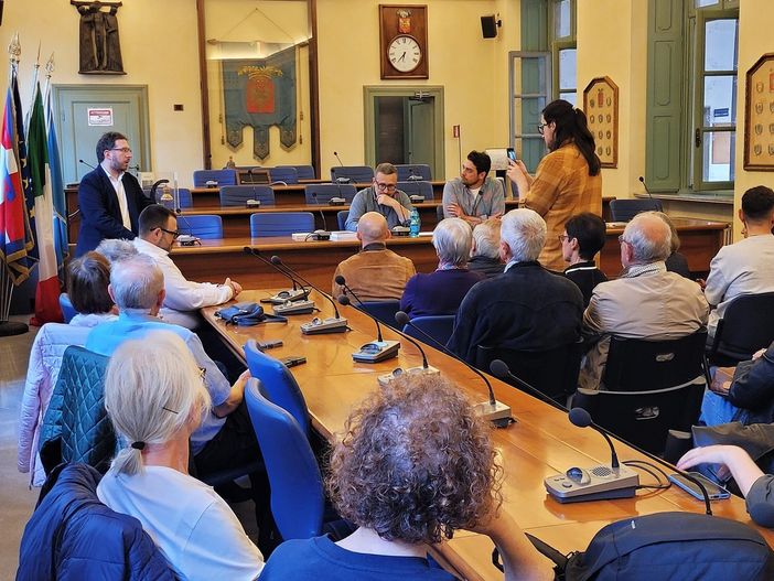 Sala consiliare piena di libri e di pubblico per il Novara Libro Festival