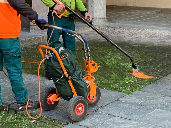 Assa continua il diserbo delle strade