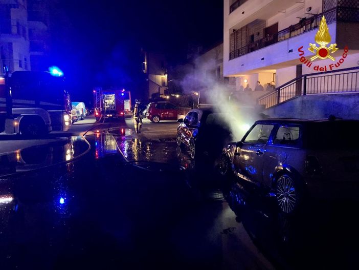 Auto a fuoco, paura in via Crocetta
