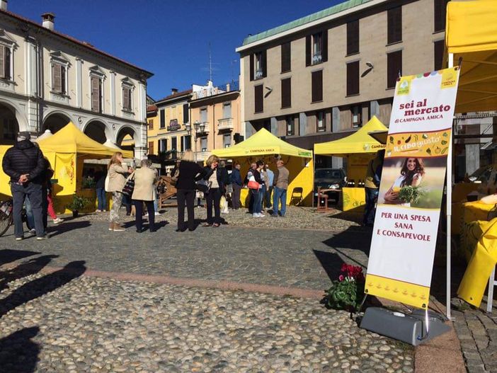 Agrimercato di "Campagna Amica" natalizio torna in piazza Agrimercato di "Campagna Amica" natalizio torna in piazza