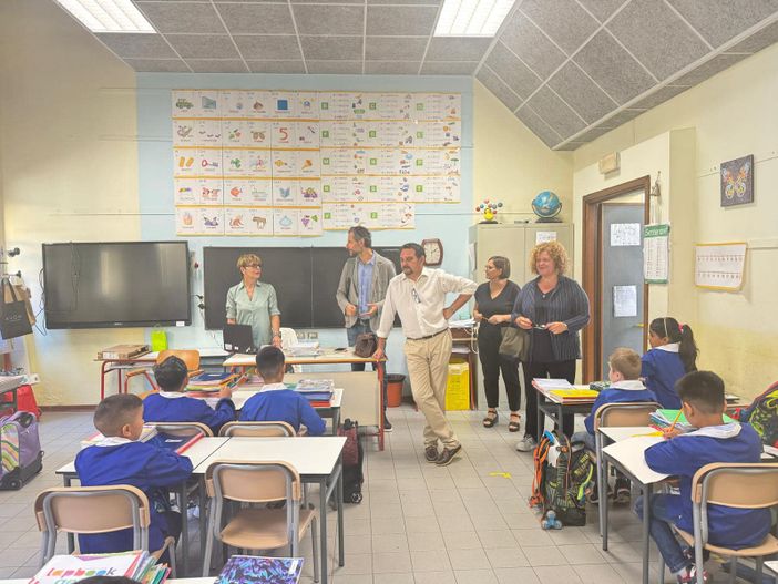 Canelli e Negri visitano le scuole nel giorno di riapertura Canelli e Negri visitano le scuole nel giorno di riapertura