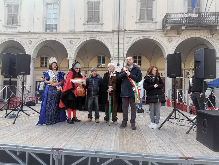 Carnevale trecatese 2025: il via ufficiale con la consegna delle chiavi Carnevale trecatese 2025: il via ufficiale con la consegna delle chiavi