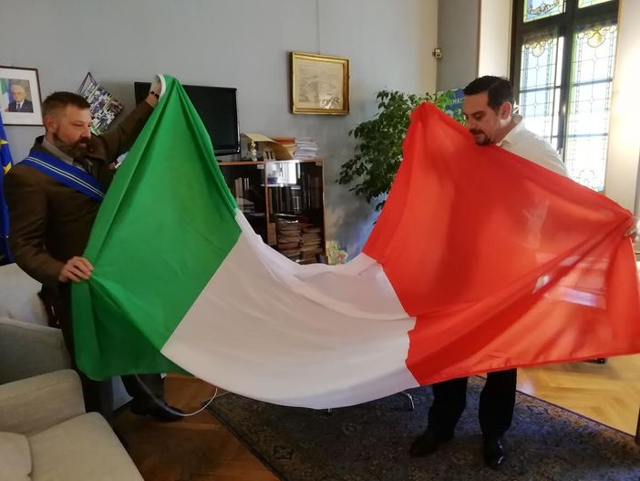 La sezione novarese dell’Associazione nazionale Combattenti e Reduci ha donato all’amministrazione comunale due nuove bandiere tricolori