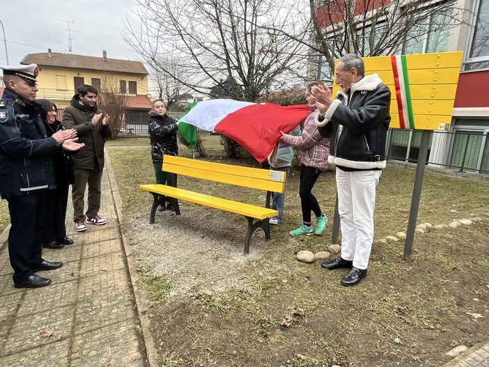 Insieme contro il bullismo: a trecate la panchina gialla per dire basta Insieme contro il bullismo: a trecate la panchina gialla per dire basta