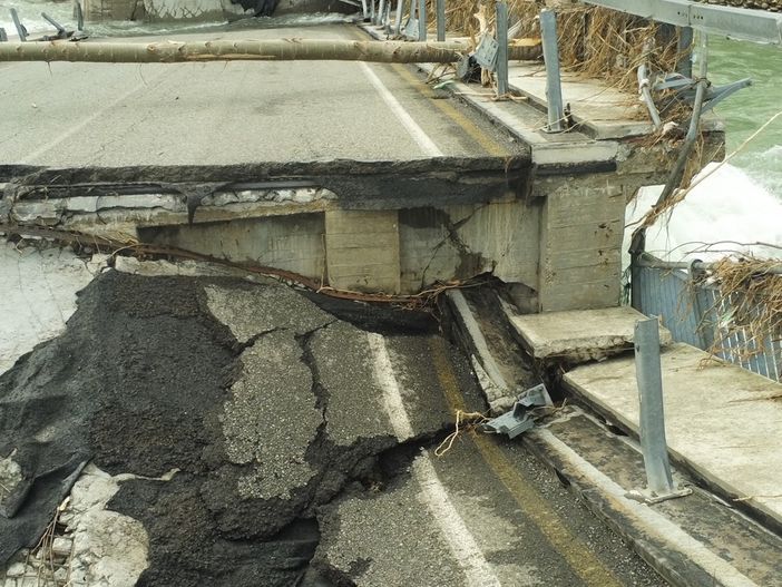 Iniziati i lavori di rimozione delle macerie del Ponte di Romagnano